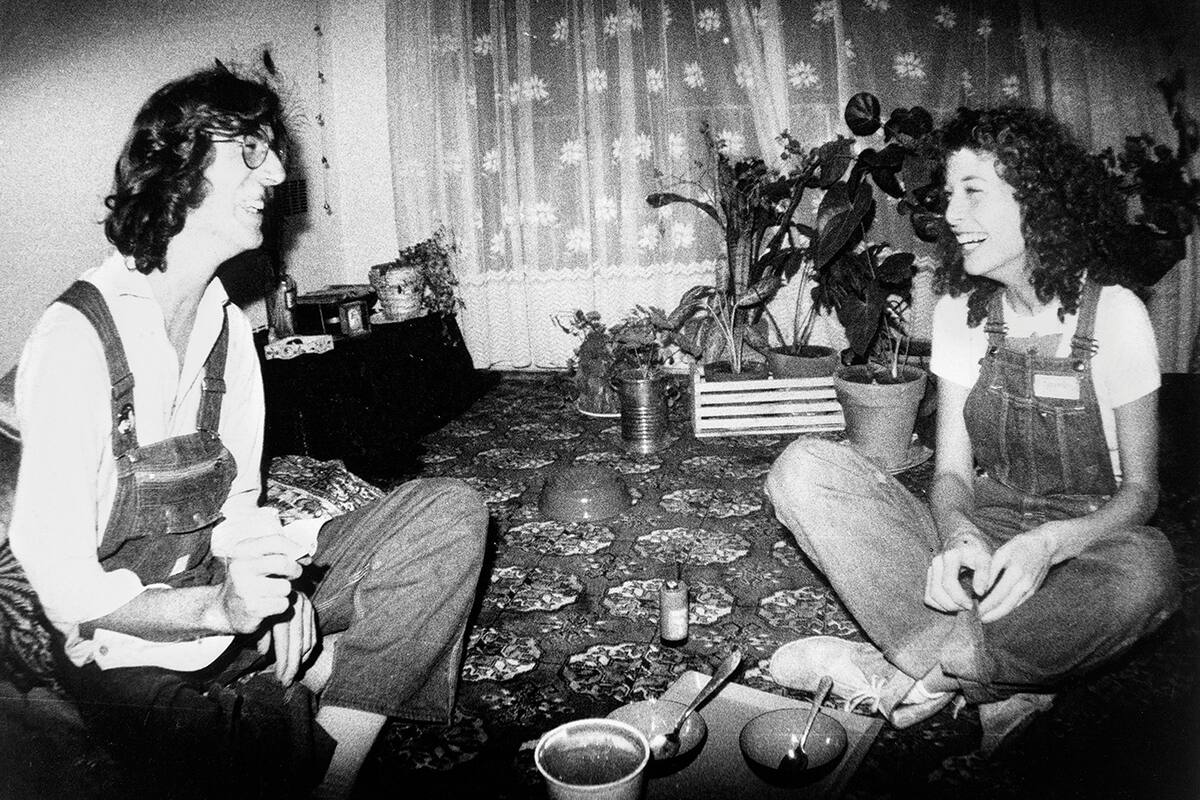 La fotógrafa Andy Cherniavsky, en la foto con Charly García, revela sus memorias personales de los 80 en un nuevo libro