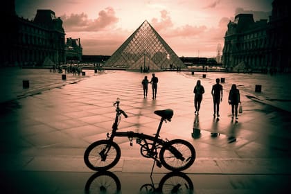 La fotógrafa Floral Zu, que recorre el mundo en dos ruedas, usó a su bici y a otras que encontró en el camino como protagonistas de "Bicicletas en foco"