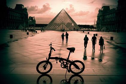 La fotógrafa Floral Zu, que recorre el mundo en dos ruedas, usó a su bici y a otras que encontró en el camino como protagonistas de "Bicicletas en foco"