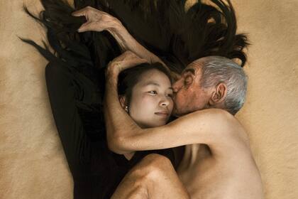 La fotógrafa francesa cuenta cómo logró reproducir fotos icónicas con la ayuda de un protagonista argentino, Ricardo Martínez Paz, de 73 años.