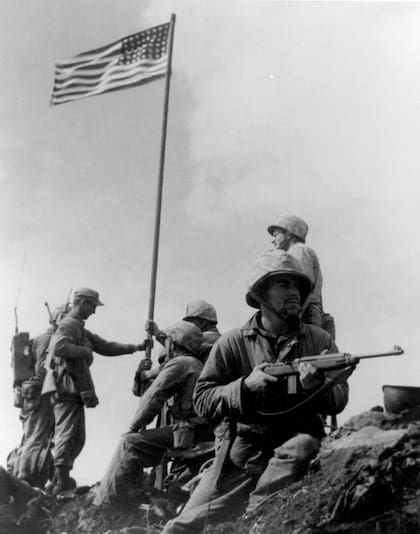La fotografía de Louis Lowery representa la primera vez que se alzó la bandera en Suribachi, Iwo Jima