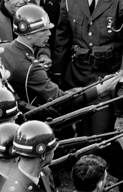 La fotografía del Flower Power de Bernie Boston, tomada durante la Marcha en el Pentágono