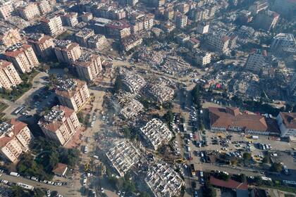 La fotografía tomada desde el aire el 9 de febrero de 2023 muestra la destrucción en el centro de la ciudad de Hatay, Turquía, a consecuencia de un terremoto (IHA via AP)