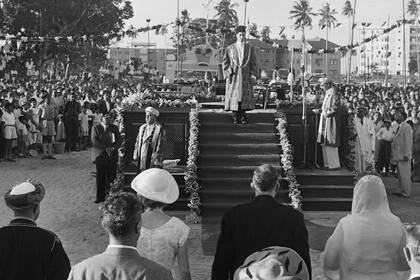 La fotografía tomada el 21 de octubre de 1957 en Dar Es Salam muestra al príncipe Karim Aga Khan (izquierda) durante la ceremonia que lo entronizó como 49° imán, tras la muerte de su abuelo, el Aga Khan III, el 11 de julio de 1957. El ismailismo es una rama o subsecta del Islam chiita. (Photo by AFP) (Photo by -/AFP via Getty Images)