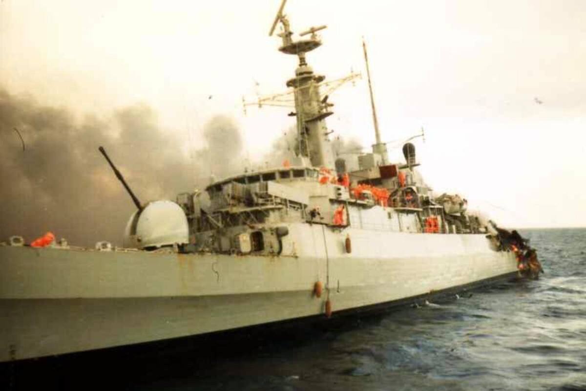 La fragata HMS Ardent en llamas, en sus últimas horas. Su tripulación, con trajes antiflama naranjas, se prepara para el abandono