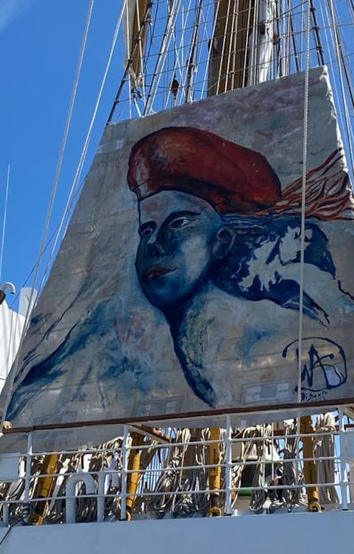 La Fragata Libertad, en el puerto de Saint-Malo, con la bandera que homenajea a los pioneros de Malvinas