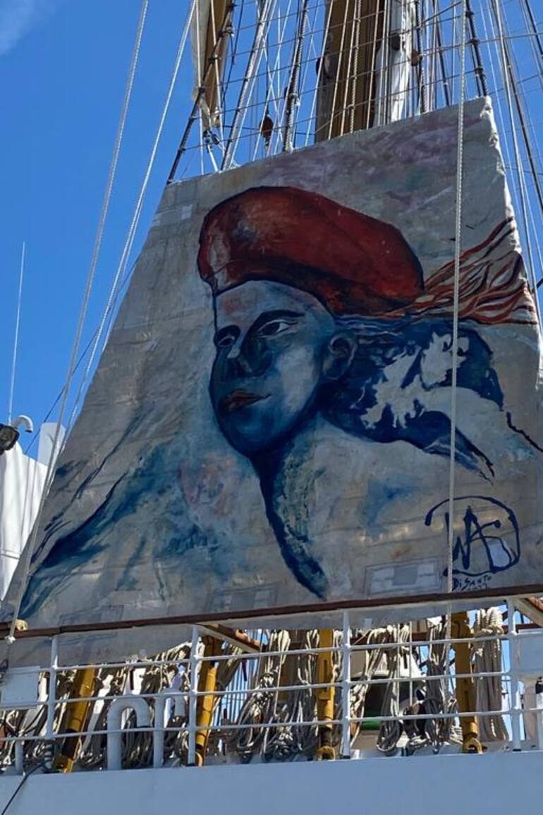 La Fragata Libertad, en el puerto de Saint-Malo, con la bandera que homenajea a los pioneros de Malvinas