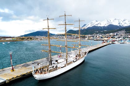 La fragata Libertad en el puerto de Ushuaia, donde amarró el viernes pasado