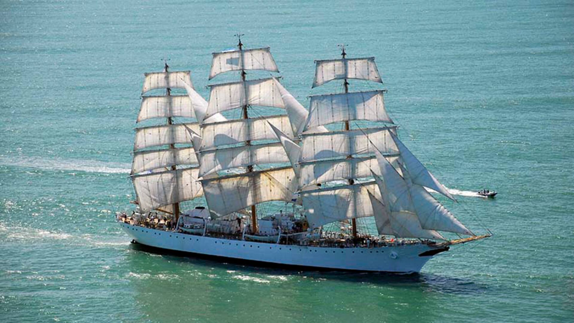 La Fragata Libertad, en el puerto de Saint-Malo, con la bandera que homenajea a los pioneros de Malvinas