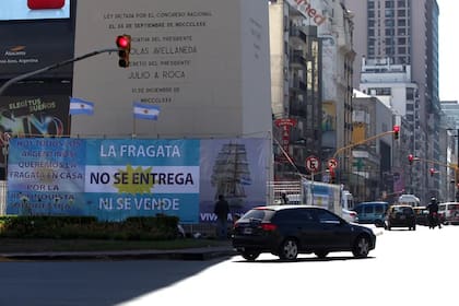 "La fragata no se entrega ni se vende", decía una pancarta en el obelisco. Solo pensar en eso generaba malhumor en muchos argentinos.