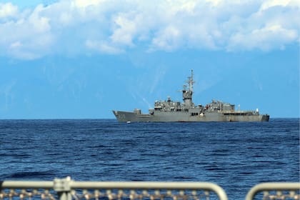 La fragata taiwanesa Lan Yang, vista desde un buque militar chino durante los ejercicios militares chinos en las cercanías de la isla