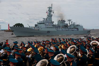 La fragata "Zulfikar" de Pakistán participa en un desfile militar el domingo 25 de julio de 2021 por el Día de la Armada, en Kronstadt, en las afueras de San Petersburgo, Rusia. (AP Foto)