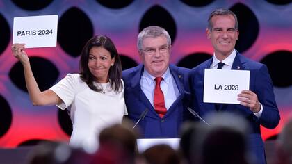 La francesa Ann Hidalgo y Eric Garcetti junto con el presidente del COI, Thomas Bach