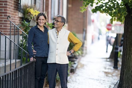 La francesa Esther Duflo y su marido, Abhijit Banerjee, ambos del MIT