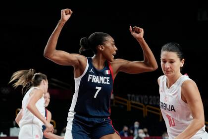 La francesa Sandrine Gruda (7) celebra una canasta contra Serbia durante el partido por el bronce del torneo femenino de baloncesto de los Juegos de Tokio, el 7 de agosto de 2021, en Saitama, Japón. (AP Foto/Eric Gay)