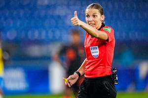 La francesa Stéphanie Frappart es la más experimentada de las tres juezas que harán historia en el Mundial Qatar 2022.