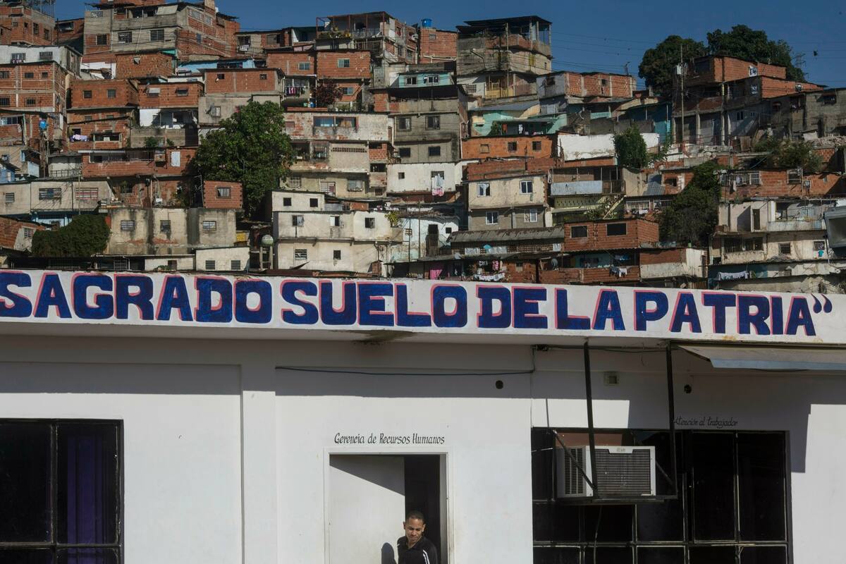 La frase "Sagrado suelo de la patria" cubre una oficina administrativa en un mercado mayorista de alimentos, cerca de un barrio de chabolas en Caracas, Venezuela, el 28 de enero.