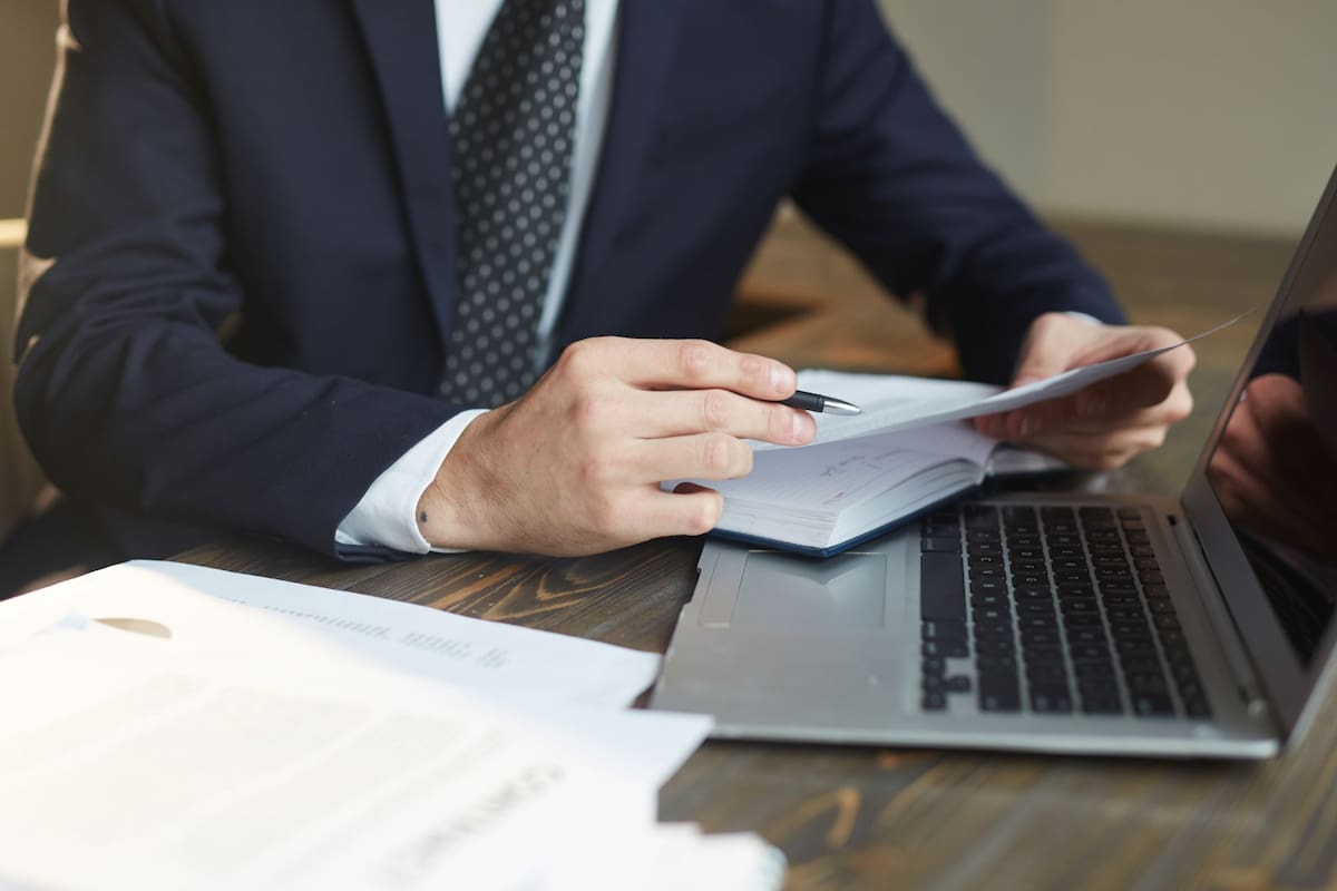 La frase clave para que la IA explique un contrato o documento legal en lenguaje sencillo (Foto: Freepik)