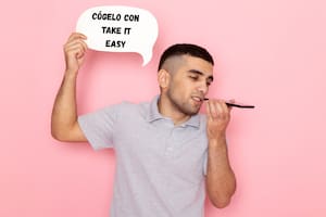 La frase combina dos sentidos: “cógelo” sugiere una actitud frente a algo y “take it easy” apunta a tomárselo con calma