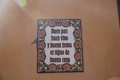 La frase en la entrada que anuncia el espíritu de esta casa.