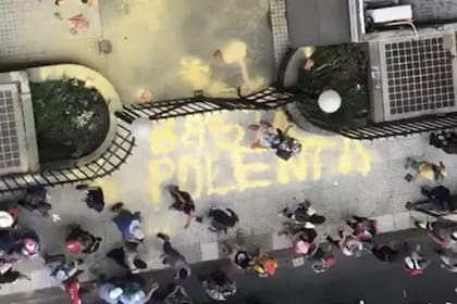 La frase escrita en la entrada antes del intrusión de los piqueteros.