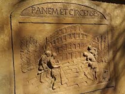La frase nace de una crítica hacia la sociedad romana, que había perdido el poder de decisión