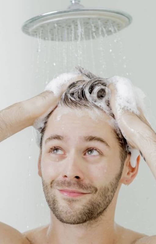 La frecuencia del lavado del pelo varía de acuerdo a su textura, nivel de grasa y de procesos químicos, los hábitos de vida y la edad de cada persona