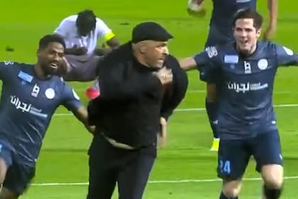 La frenética corrida del DT argelino Noureddine Zekri tras salvar del descenso al Al- Okhdood, de Arabia Saudita