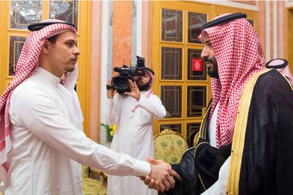 La fría mirada del hijo de Khashoggi al saludar al príncipe