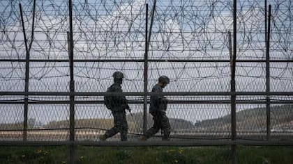 La frontera está cubierta con capas de densa cerca de alambre de púas y guardias patrullan el área