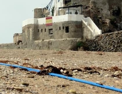 La frontera más chica del mundo mide cerca de 85 metros y separa el Peñón de Vélez de la Gómora de Marruecos (Foto: https://lapaseata.net/)