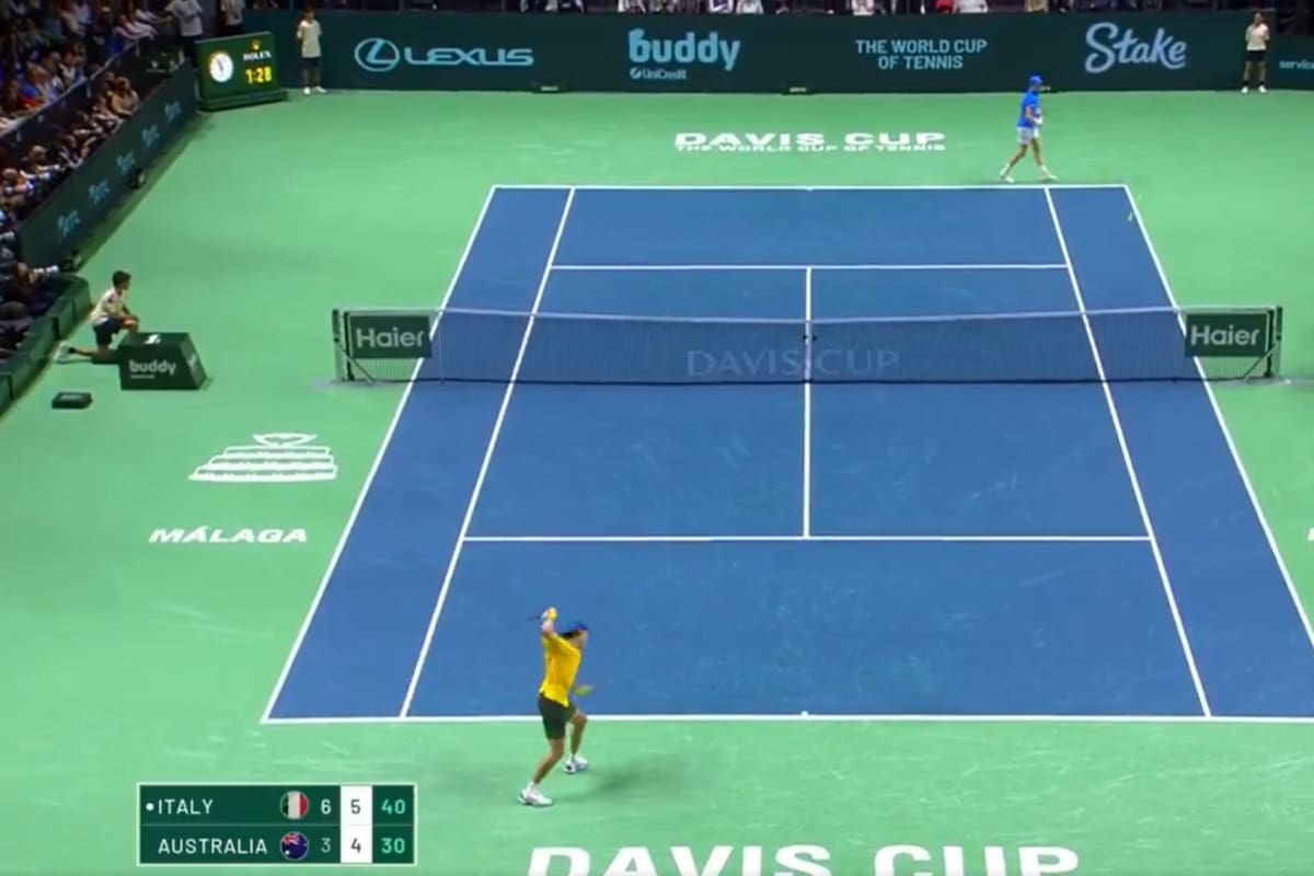 La frustración de Alex de Miñaur, que hace estallar la raqueta contra el suelo luego de la devolución del último saque de Jannik Sinner, en el partido por la Copa Davis.