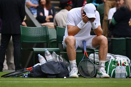 La frustración de Andy Murray: el bicampeón de Wimbledon dijo adiós con una caída en cuatro sets ante el gigante Isner