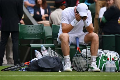 La frustración de Andy Murray: el bicampeón de Wimbledon dijo adiós con una caída en cuatro sets ante el gigante Isner
