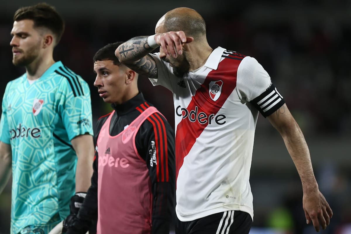La frustración de Ezequiel Centurión y Javier Pinola simbolizan lo que ha sido un 2022 profundamente decepcionante para River