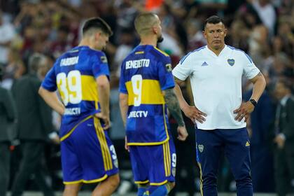 La frustración de Jorge Almirón mientras observa las retiradas de Taborda y Benedetto; Boca perdió con Fluminense y se quedó sin conquistar la séptima Copa Libertadores