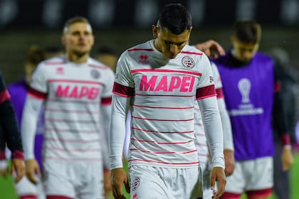 La frustración de José Sand, que encabeza la retirada de Lanús tras la derrota ante Independiente del Valle 2-1 en Ecuardor, por la Copa Sudamericana