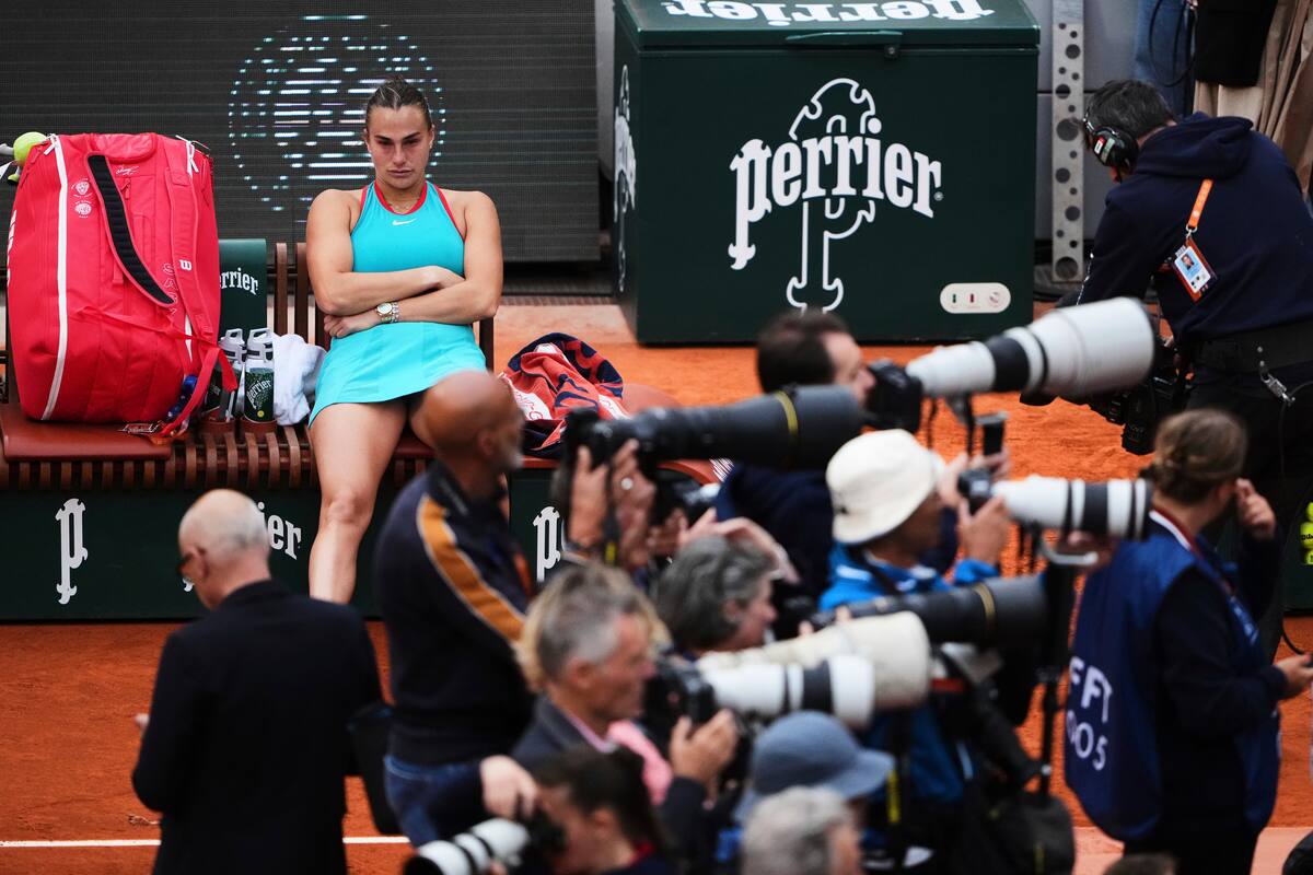 La frustración de la bielorrusa Aryna Sabalenka durante la ceremonia de Roland Garros, tras perder con la estadounidense Coco Gauff el sábado 7 de junio pasado