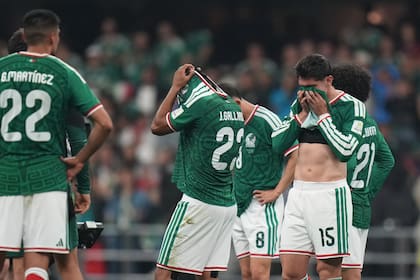 La frustración de los jugadores mexicanos; el Tri sigue sin poder superar los octavos mundialistas (AP Photo/Silvia Izquierdo)