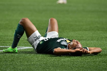 La frustración de Rony, una de las figuras de Palmeiras, sobre el césped del Allianz Parque Arena