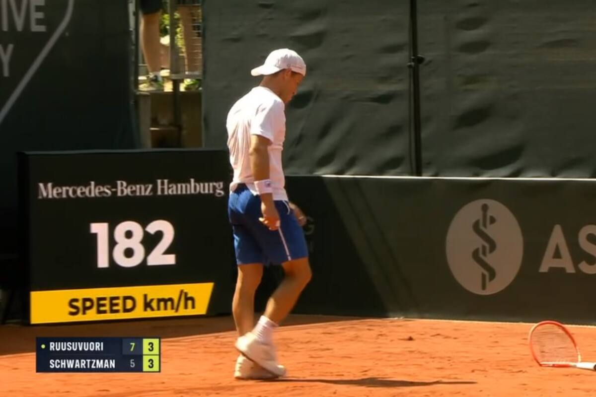 La frustración de Schwartzman en la caída ante Ruusuvuori en Hamburgo, representada en una actitud inusual en él: rompió la raqueta contra el piso.