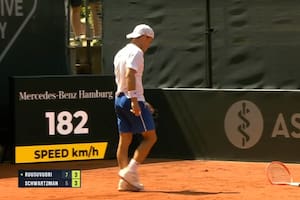 La frustración de Schwartzman en la caída ante Ruusuvuori en Hamburgo, representada en una actitud inusual en él: rompió la raqueta contra el piso.