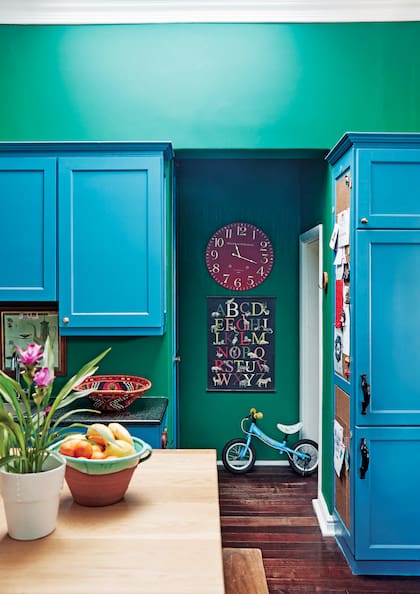 La frutera sobre la isla es parte de la colección de vajilla que diseñó para su firma de decoración, Sarah Ord Interiors.