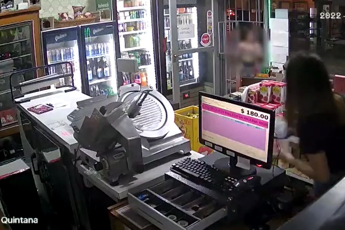 La fue herida de tres disparos mientras huía del negocio