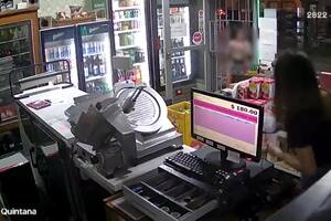 La fue herida de tres disparos mientras huía del negocio