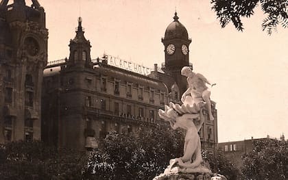 La Fuente de las Nereidas, de Lola Mora, iba a emplazarse en la Plaza Mayo, pero la ubicaron originalmente en la Avenida Alem y Perón; luego fue trasladada a la Costanera