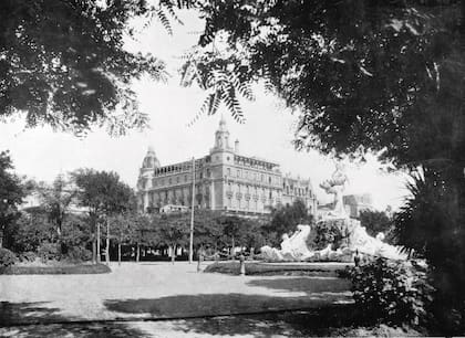La fuente de Las Nereidas, de Lola Mora, y el Palace Hotel de Nicolás Mihanovich.
