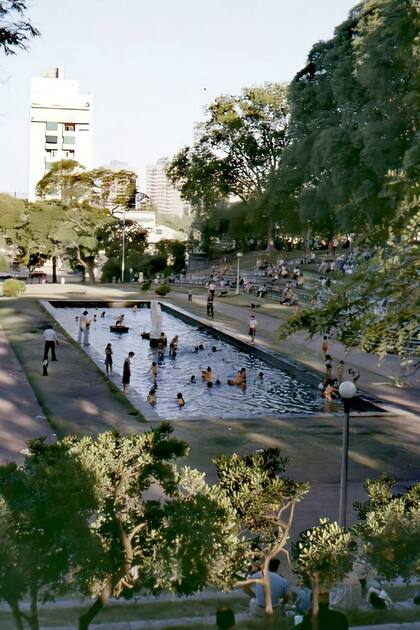 La fuente del Parque Lezama fue utilizada en los tiempos de calor como una pileta popular