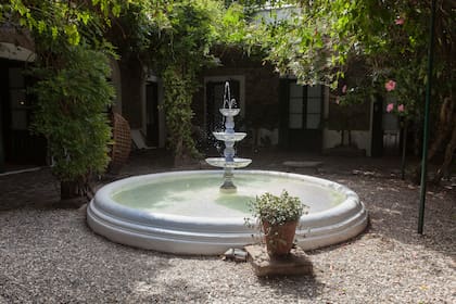 La fuente del patio de la Posada Plaza Mayor es un símbolo de su tranquilidad.