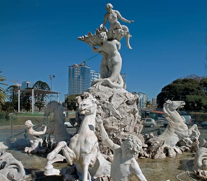 La Fuente Monumental de las Nereidas es su obra más reconocida.